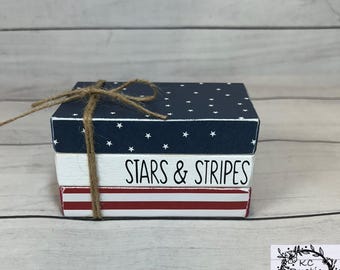 Pila de libros de madera en miniatura con estrellas y rayas/decoración patriótica/decoración de bandejas de varios niveles/decoración del 4 de julio/libros de madera/paquete de libros