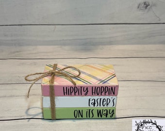 Houten mini-boekenstapel voor Pasen/ gelaagd dienbladdecor/ Paasdecor/ houten boeken/ konijntje/ dienblad met feestdagenlaag/ Pasen