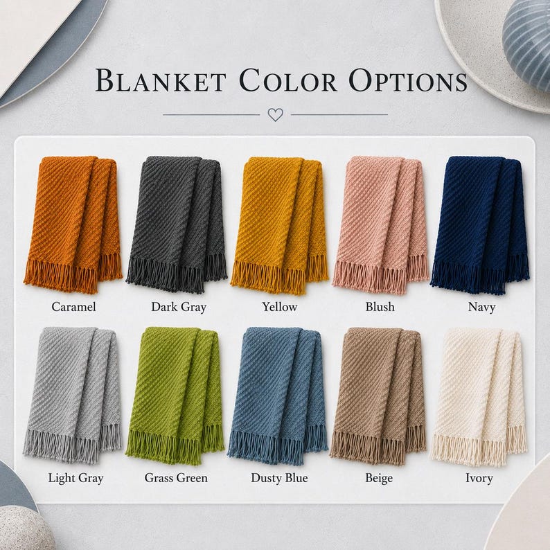 Puede incluir: Una muestra de diez mantas dobladas con flecos, etiquetadas como Blanket Color Options. Los colores incluyen caramelo, gris oscuro, amarillo, rubor, azul marino, gris claro, verde hierba, azul polvoriento, beige y marfil. Cada manta tiene un patr&oacute;n texturizado.