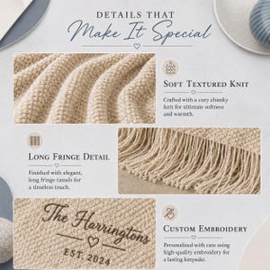 Puede incluir: Una manta de punto beige con flecos largos y un bordado personalizado que dice The Harringtons EST. 2024 con un icono de coraz&oacute;n. La imagen destaca la textura suave del tejido, los detalles de los flecos y el bordado personalizado.