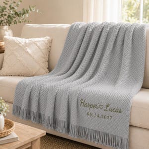 Manta de punto personalizada, manta con nombre familiar personalizado, regalo de inauguración de casa, manta decorativa bordada para el hogar, manta acogedora para el sofá. imagen 18