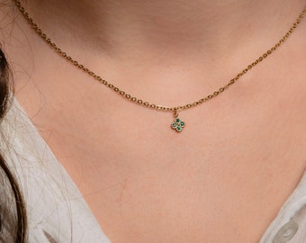 Golden stainless steel chain with a green Swarovski pendant