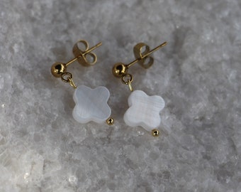 Golden stainless steel stud earrings with clover leaf