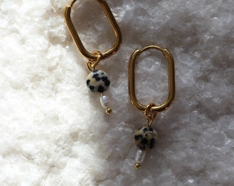 Stainless steel hoop earrings with greige and freshwater pearls