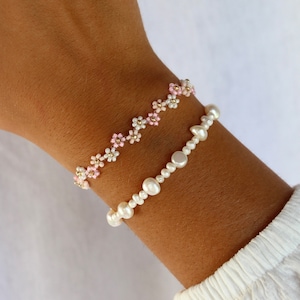 Flower bracelet made of Miyuki beads