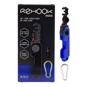 Pode incluir: Uma ferramenta multifuncional preta com uma caixa de pl&aacute;stico azul. A ferramenta tem uma chave, uma chave de fenda e um gancho de corrente. A embalagem diz "REHOOK mini" e "Get your chain back on your bike".