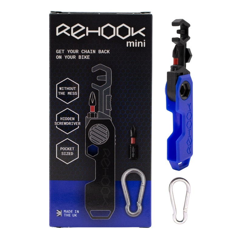Pode incluir: Uma ferramenta multifuncional preta com uma caixa de pl&aacute;stico azul. A ferramenta tem uma chave, uma chave de fenda e um gancho de corrente. A embalagem diz "REHOOK mini" e "Get your chain back on your bike".