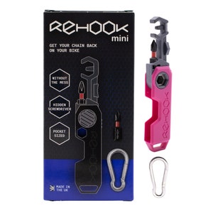 Pode incluir: Uma ferramenta multifuncional rosa com uma ferramenta de corrente, uma chave de fenda e um mosquet&atilde;o. A ferramenta &eacute; etiquetada como "REHOOK mini" e diz "Get your chain back on your bike".