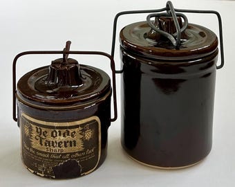 Jarrones pequeños de cerámica vidriada marrón oscuro de estilo vintage con tapa y cierre de alambre (se venden por separado).