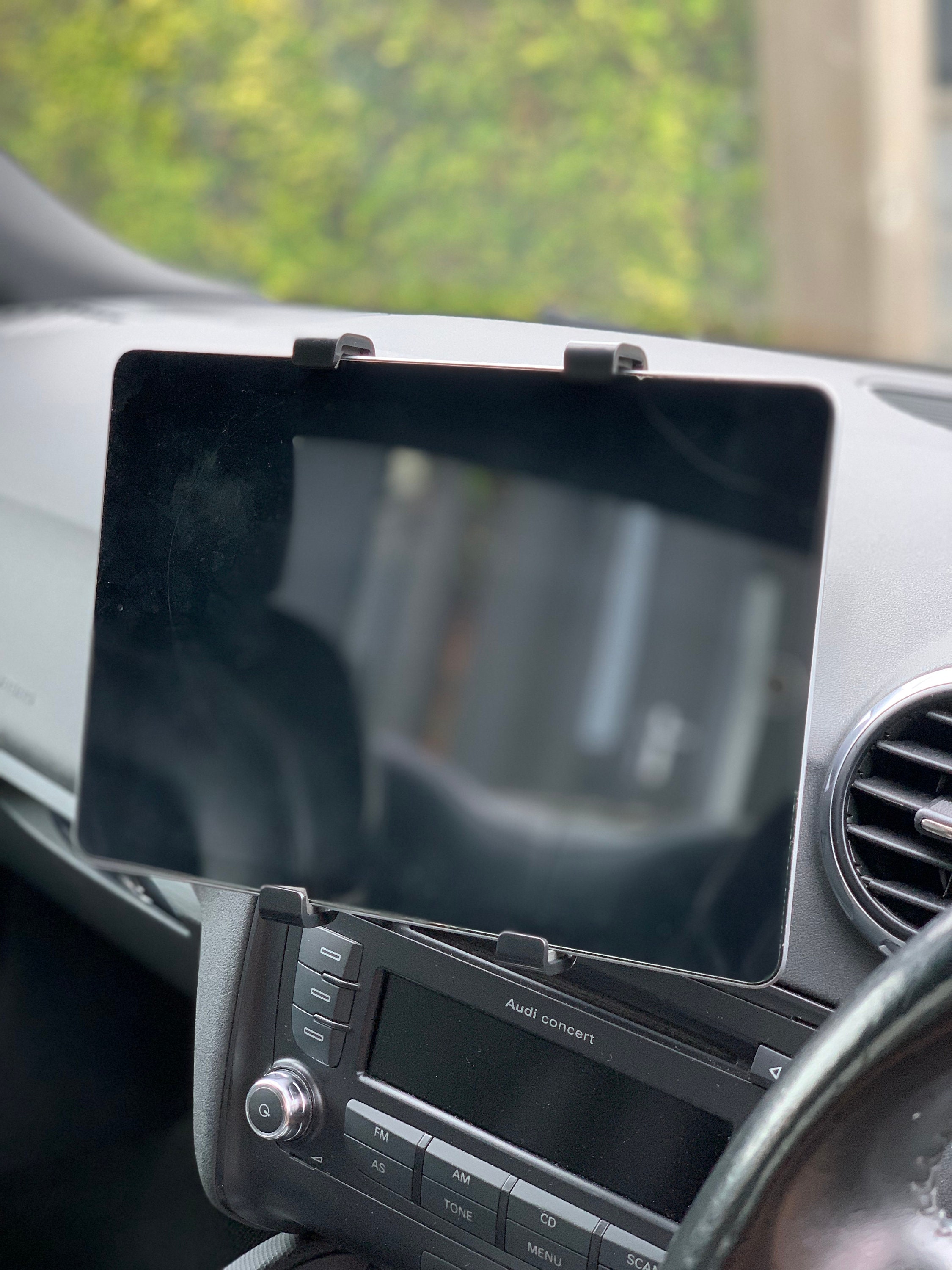 In Car Mount for iPad & 7-10 tablets