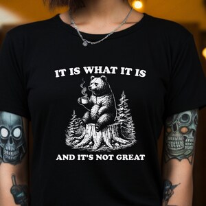 Es ist was es ist und es ist nicht großartig, Bär im Wald Shirt, psychische Gesundheit Humor T-Shirt, lustiges Shirt