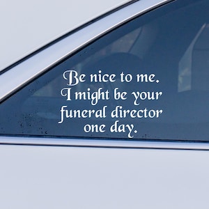 Be Cute To Me I Might Be Your Funeral Dirigent Eines Tag Vinyl Aufkleber, lustiger Autoaufkleber, Bestatter Geschenk, LKW-Auto-Zubehör