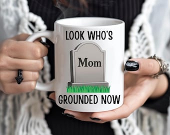 Schau, wer jetzt geerdet ist Mama Tasse, morbider Mutter Humor, Gesellschaft für tote Eltern, Dead Mom Club, dunkler Humor Orphan Kaffeetasse