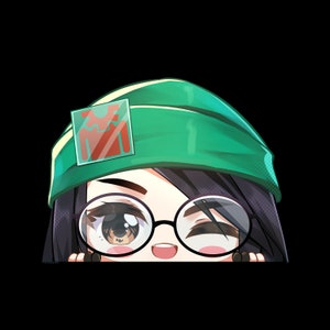 Könnte beinhalten: Eine Cartoon-Illustration einer Person mit schwarzen Haaren, die eine grüne Mütze mit einem rot-weißen Logo und einer Brille trägt. Die Person schaut mit einem verspielten Ausdruck über eine Oberfläche.