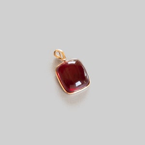 Gouden en kersen amber hanger, klassieke rechthoekige Baltische amber edelsteen, elegant