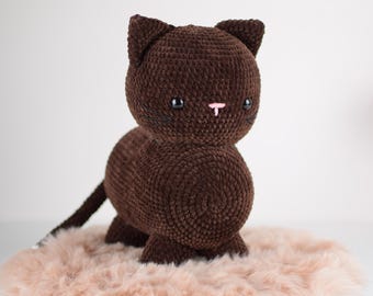 Big Mouse the cat crochet pattern. Make your own cute cat amigurumi. Pattern only, available in English and Dutch. DIY amigurumi pattern