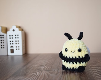 Tiny Bo the Bee crochet pattern. Make your own cute tiny amigurumi bee. Pattern in English and Dutch. Not a finished product.