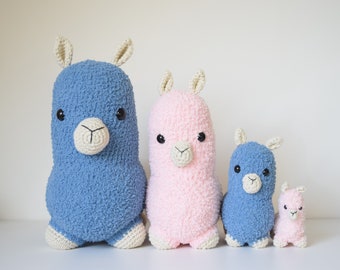Cute alpacas crochet pattern, 4 different sizes. Make your own adorable alpaca family. Amigurumi pattern in English.