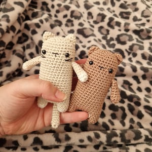Small long cat and bear crochet pattern. Create your own cute amigurumi cat and bear. Pattern-only. Available in Dutch and English DIY