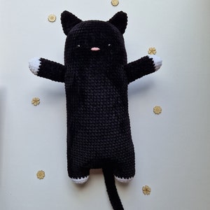 Big long cat crochet pattern. Create you own big long cat amigurumi plush. Great to cuddle with. Available in English and Dutch. DIY crochet image 4