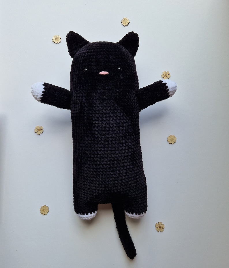 Big long cat crochet pattern. Create you own big long cat amigurumi plush. Great to cuddle with. Available in English and Dutch. DIY crochet image 4