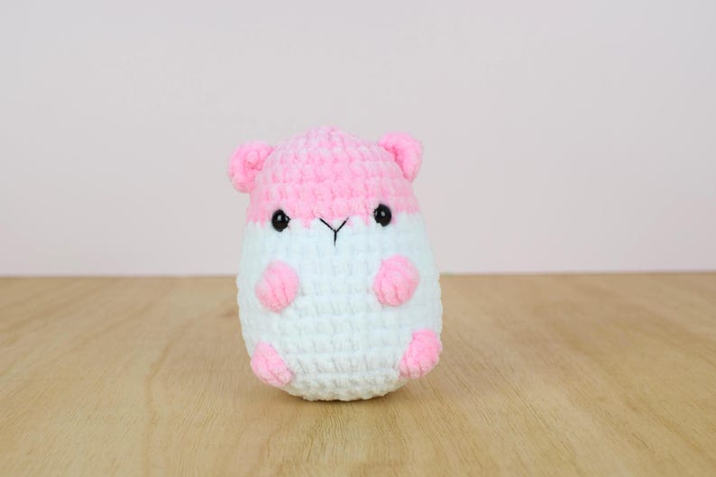 Schema all'uncinetto per "Pom the hamster 2.0". Crea il tuo adorabile criceto. Solo schema amigurumi. Schema olandese e inglese. Peluche criceto fai da te. immagine 8