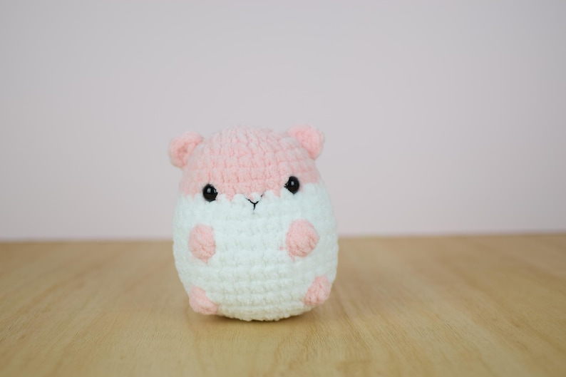 Schema all'uncinetto per "Pom the hamster 2.0". Crea il tuo adorabile criceto. Solo schema amigurumi. Schema olandese e inglese. Peluche criceto fai da te. immagine 9