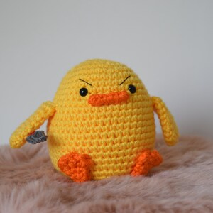 Angry duckie with a knife. Cute duck amigurumi crochet pattern. Make him angry or not, whatever you like. DIY crochet pattern. Make your own