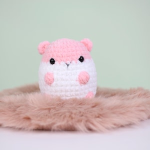 Schema all'uncinetto per "Pom the hamster 2.0". Crea il tuo adorabile criceto. Solo schema amigurumi. Schema olandese e inglese. Peluche criceto fai da te. immagine 5