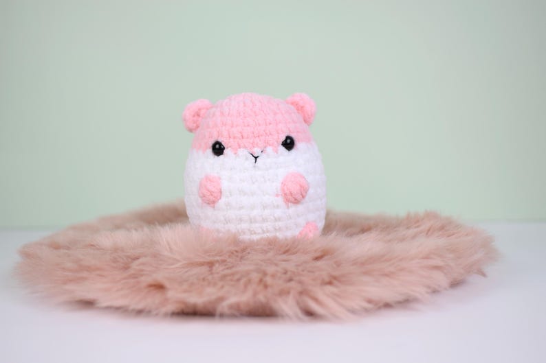 Schema all'uncinetto per "Pom the hamster 2.0". Crea il tuo adorabile criceto. Solo schema amigurumi. Schema olandese e inglese. Peluche criceto fai da te. immagine 5