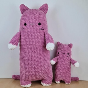 大小の長い猫のかぎ針編みパターン。自分だけの大小の長い猫のあみぐるみぬいぐるみを作りましょう。英語とオランダ語で利用可能です。 DIYのかぎ針編み