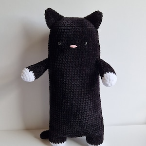 Big long cat crochet pattern. Create you own big long cat amigurumi plush. Great to cuddle with. Available in English and Dutch. DIY crochet image 7