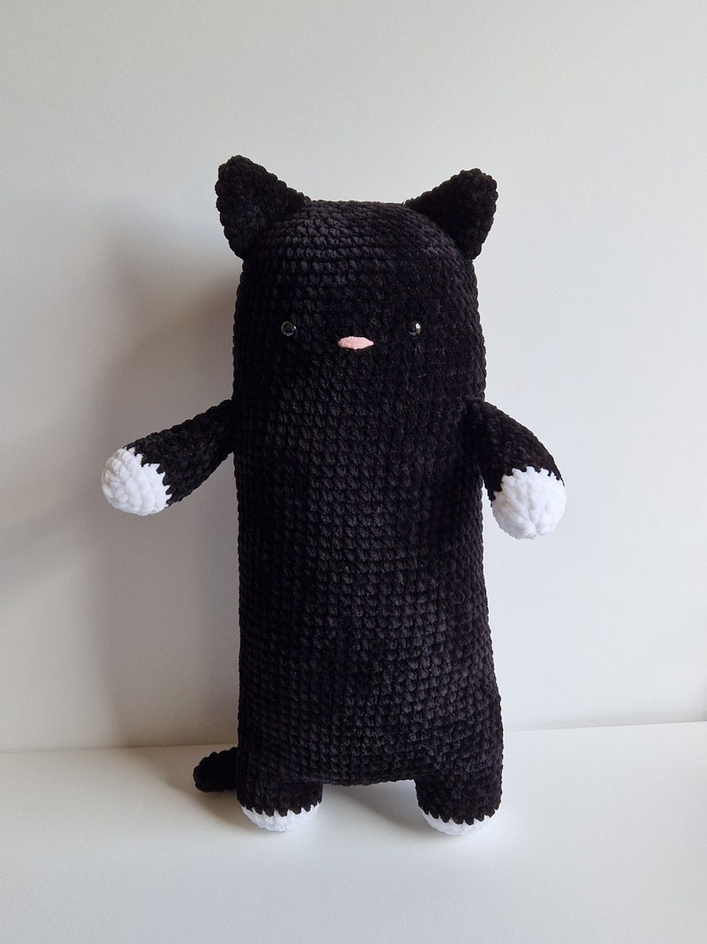 Big long cat crochet pattern. Create you own big long cat amigurumi plush. Great to cuddle with. Available in English and Dutch. DIY crochet image 7