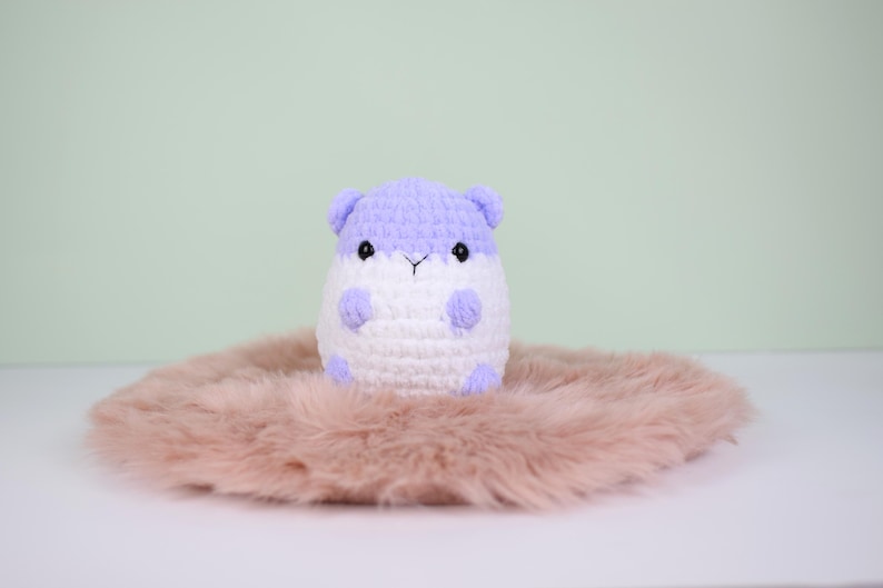 Schema all'uncinetto per "Pom the hamster 2.0". Crea il tuo adorabile criceto. Solo schema amigurumi. Schema olandese e inglese. Peluche criceto fai da te. immagine 10