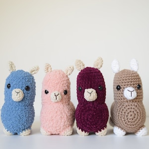 Midi alpaca crochet pattern. Make your own cute fluffy amigurumi alpaca. Pattern in English and Dutch.
