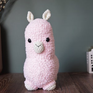 Maxi alpaca crochet pattern. Make your own cute fluffy maxi alpaca. DIY amigurumi pattern. Available in English and Dutch.