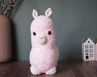 Maxi alpaca crochet pattern. Make your own cute fluffy maxi alpaca. DIY amigurumi pattern. Available in English and Dutch.