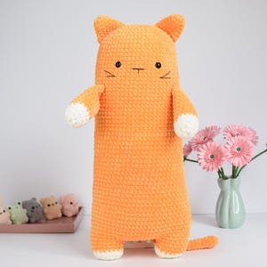 Big long cat crochet pattern. Create you own big long cat amigurumi plush. Great to cuddle with. Available in English and Dutch. DIY crochet