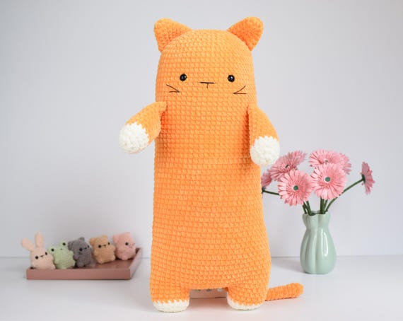Big long cat crochet pattern. Create you own big long cat amigurumi plush. Great to cuddle with. Available in English and Dutch. DIY crochet