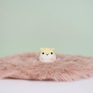 Schema all'uncinetto per "Pom the hamster 2.0". Crea il tuo adorabile criceto. Solo schema amigurumi. Schema olandese e inglese. Peluche criceto fai da te. immagine 4