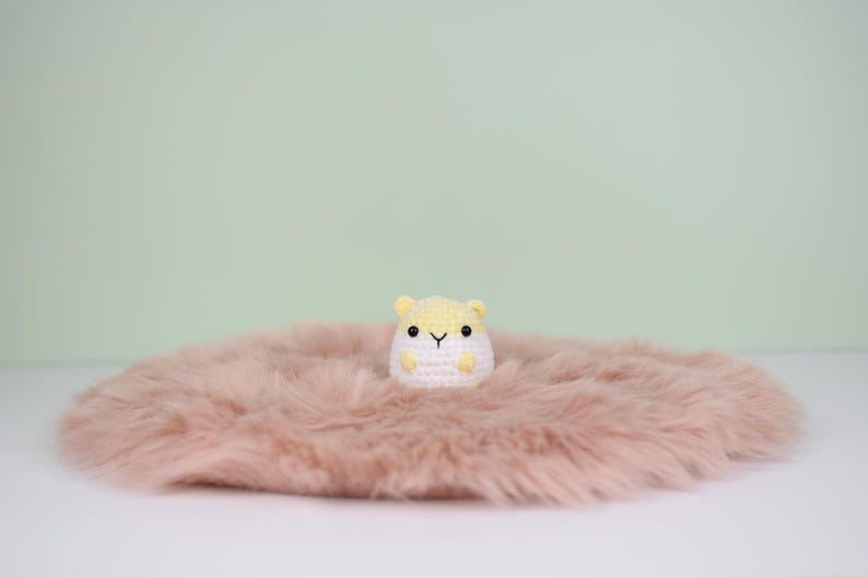 Schema all'uncinetto per "Pom the hamster 2.0". Crea il tuo adorabile criceto. Solo schema amigurumi. Schema olandese e inglese. Peluche criceto fai da te. immagine 4