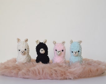 Mini alpaca crochet pattern. Make your own cute alpaca, diy. Furry yarn for cuteness, also cute with other yarn. Amigurumi, Pattern ENG/NL