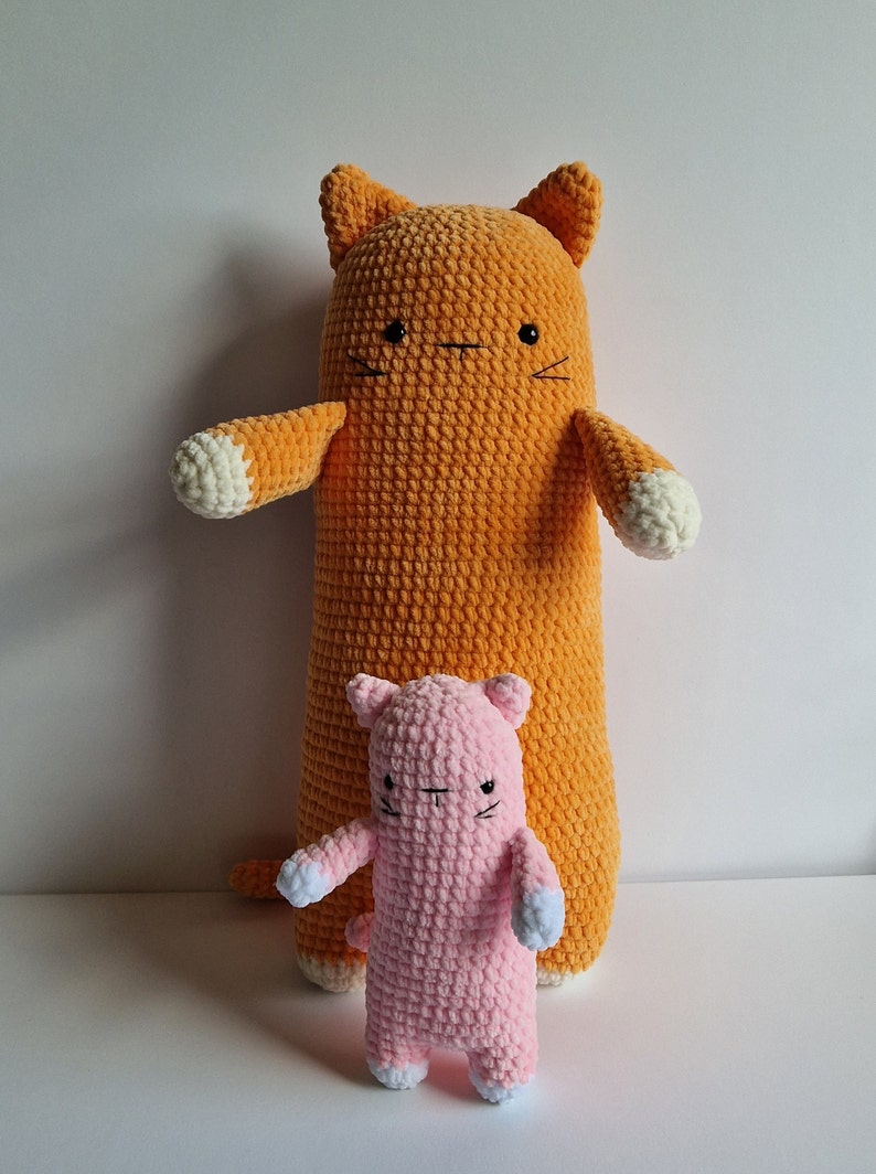 Big long cat crochet pattern. Create you own big long cat amigurumi plush. Great to cuddle with. Available in English and Dutch. DIY crochet image 5