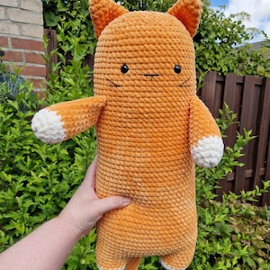 Big long cat crochet pattern. Create you own big long cat amigurumi plush. Great to cuddle with. Available in English and Dutch. DIY crochet image 2