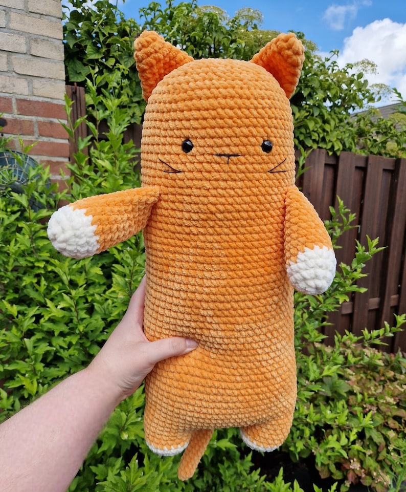 Big long cat crochet pattern. Create you own big long cat amigurumi plush. Great to cuddle with. Available in English and Dutch. DIY crochet image 2