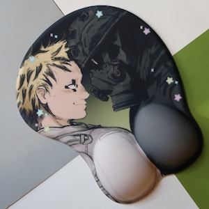 Puede incluir: Alfombrilla de ratón ergonómica con una ilustración de estilo anime de dos figuras en un abrazo romántico. Una figura tiene el pelo rubio y la otra lleva un atuendo oscuro. Estrellas pastel decoran el fondo. La alfombrilla tiene un reposamuñecas.