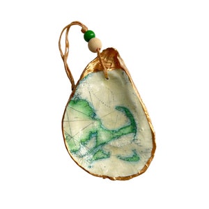 Ornement de coquille d'huître dorée Cape Cod & Nantucket avec carte vintage. Ornement d'huître en or, porte-bague, breloque vin ou aimant.