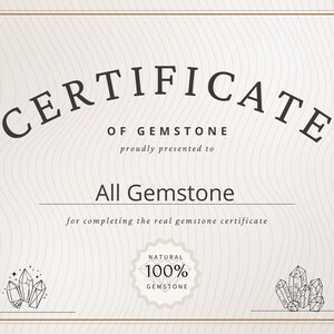 Könnte beinhalten: Eine Urkunde mit dem Wort "CERTIFICATE" oben, "OF GEMSTONE" darunter und "All Gemstone" in der Mitte. Die Urkunde hat einen hellbeigen Hintergrund mit einem wellenförmigen Muster und einem Rand. Der Text "NATURAL 100% GEMSTONE" ist ebenfalls vorhanden.