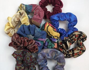 Upcycling Scrunchie aus einer secondhand Textilien,Baumwolle, Seide, Polyester, Accessoire, Stoffgummi für Messy Bun Friseur leicht