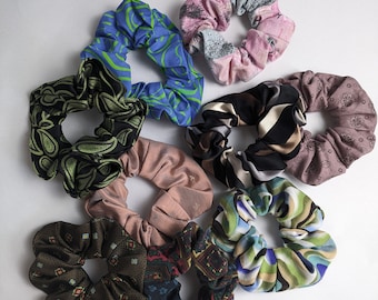 Upcycling Seidenscrunchie aus Herrenkrawatten, Slow Fashion Accessoire, Stoffgummi, Messy Bun Friseur leicht, Parsleymuster